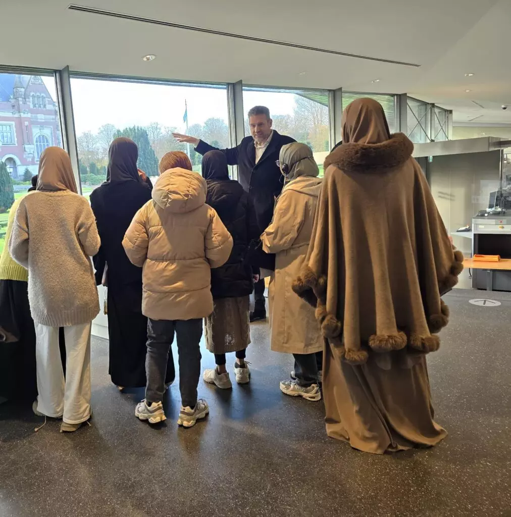 Oud directeur van het Vredespaleis geeft een toelichting over hoe het Vredespaleis werkt en wat de hoven doen. Dit is onderdeel van ons Burgerschapsonderwijs en raakt onze kernwaarde "Vrede en Rechtvaardigheid"